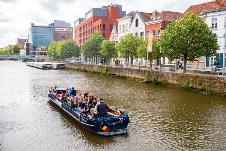 boot vaart op de Dijle met Lamot in de achtergrond