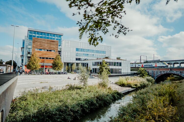 overzichtsfoto terrassen aan de dijle en campus Thomas More in de achtergrond
